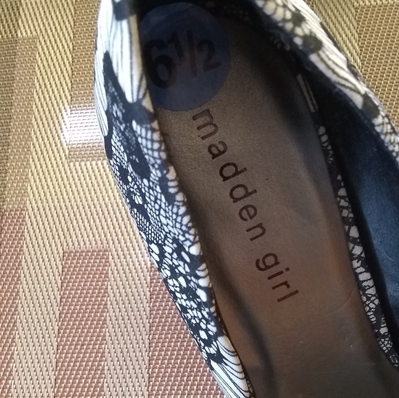 Madden Girl Black & White Kaboby Peep Toe Heels New Size 6.5 - Picture 12 of 14